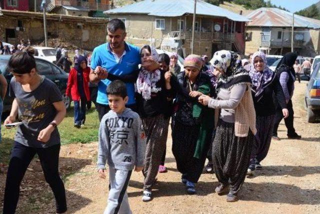 5 Dakika Arayla Ölen Çiftin Cenazeleri, Bulaşıcı Hastalık Şüphesi Nedeniyle Tabutla Defnedilecek (2)