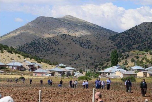 5 Dakika Arayla Ölen Çiftin Cenazeleri, Bulaşıcı Hastalık Şüphesi Nedeniyle Tabutla Defnedilecek (2)