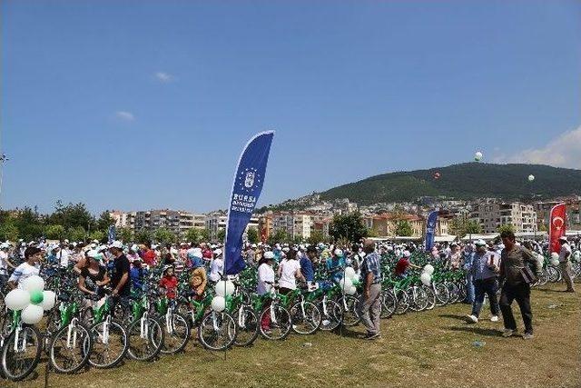 Büyükşehir Belediyesi Başarılı Öğrencileri Ödüllendirdi