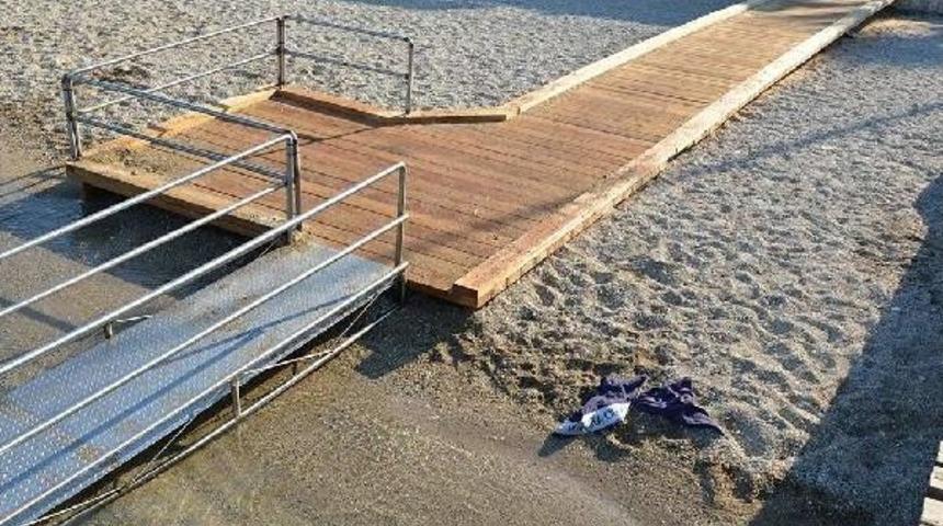 Fo&ccedil;a Plajlarına Engelli Rampası