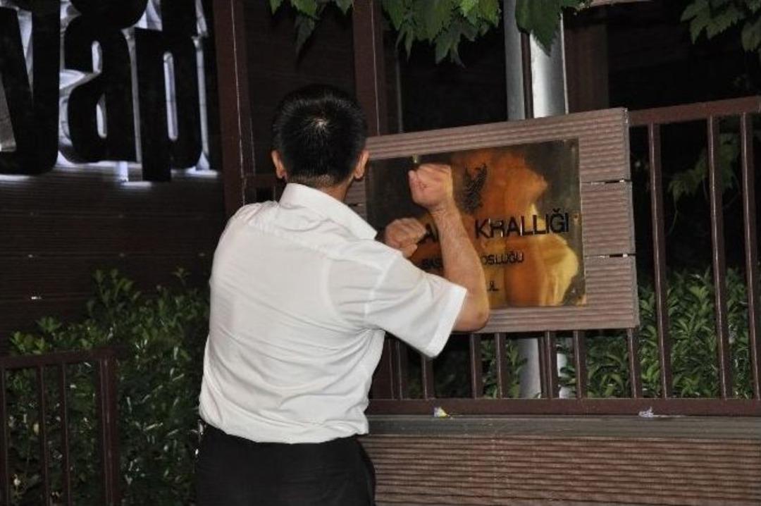 Uygur T&uuml;rklerinin &Ccedil;in&rsquo;e Teslim Edilmesine Tepki G&ouml;steren Grup Tayland Başkonsolosluğuna Girdi