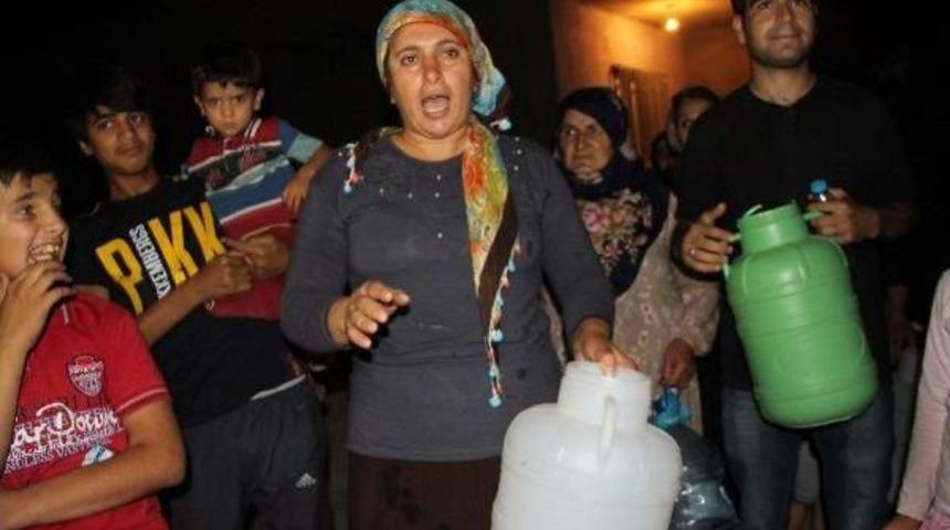 Su Kesintisi Yaşayan Mahalleli, Itfaiye Aracı Ile 3 Personeli Rehin Aldı