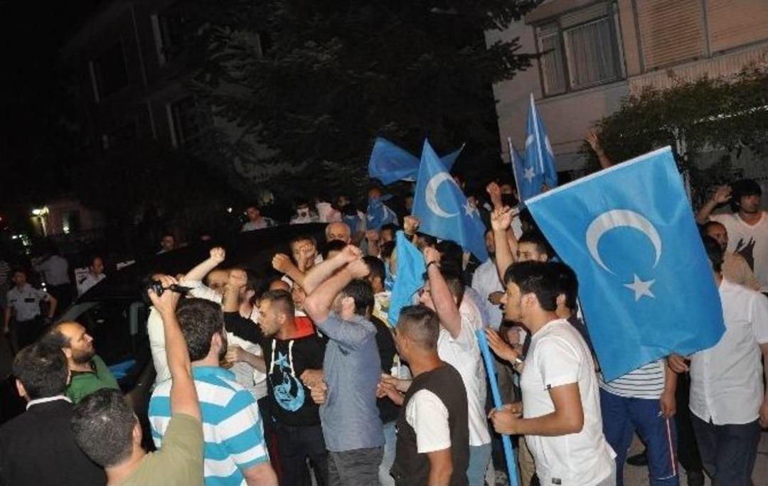 Tayland Konsolosluğu &Ouml;n&uuml;nde Polisle G&ouml;stericiler Arasında Gerginlik