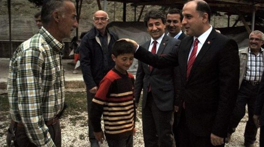 Vali &Ccedil;omaktekin K&ouml;yl&uuml;lerle İftar Yaptı