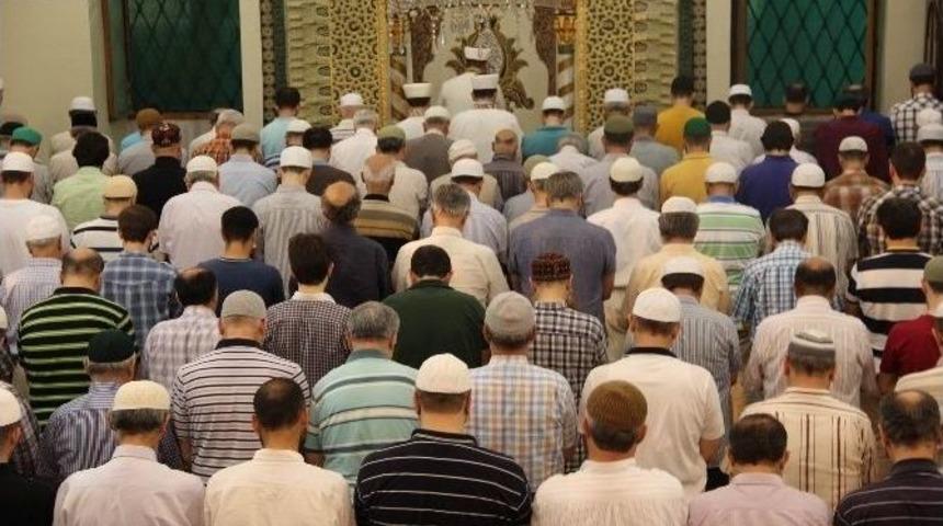 Bursa Gazi Orhan Cami&rsquo;nde Tevecc&uuml;h Namazı