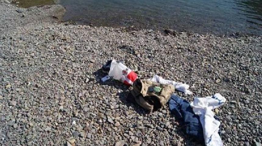 Hendek'te G&ouml;lette, Yanında Kadın Giysileri De Bulunan Erkek Cesedi Bulundu