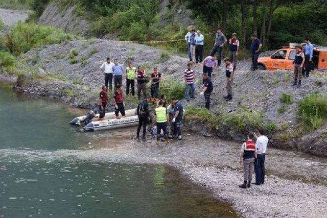 Hendek'te Gölette, Yanında Kadın Giysileri De Bulunan Erkek Cesedi Bulundu