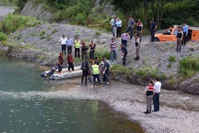 Hendek'te Gölette, Yanında Kadın Giysileri De Bulunan Erkek Cesedi Bulundu