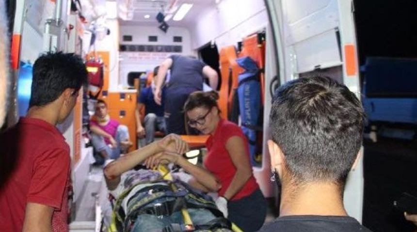 Motosiklet K&ouml;peğe &Ccedil;arptı: 3 Yaralı