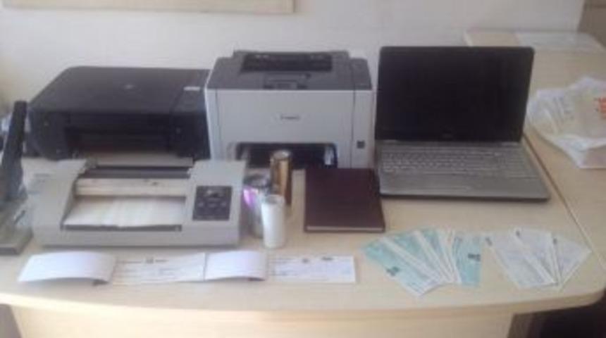 Sahte Kimlik, Ehliyet Ve &Ccedil;ek Yapan Şahıs Tutuklandı