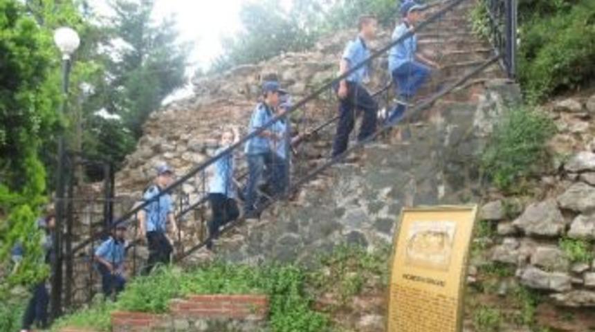 Minik Zabıtalar, İzmit Turunda