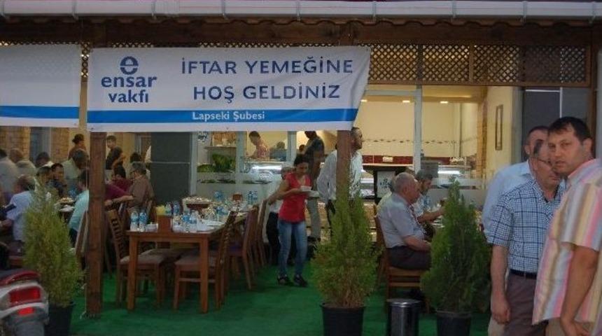 Lapseki Ensar Vakfı İftar Verdi