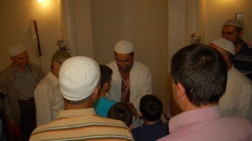 D&uuml;nya Birincisi Hafız Lapseki&rsquo;de Teravih Namazı Kıldırdı