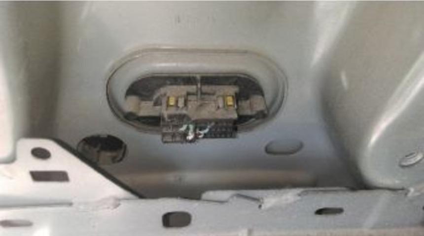 &Ccedil;ocuk Hırsızın Ara&ccedil;taki Tesisatı S&ouml;kmesi An Be An Kameraya Yansıdı