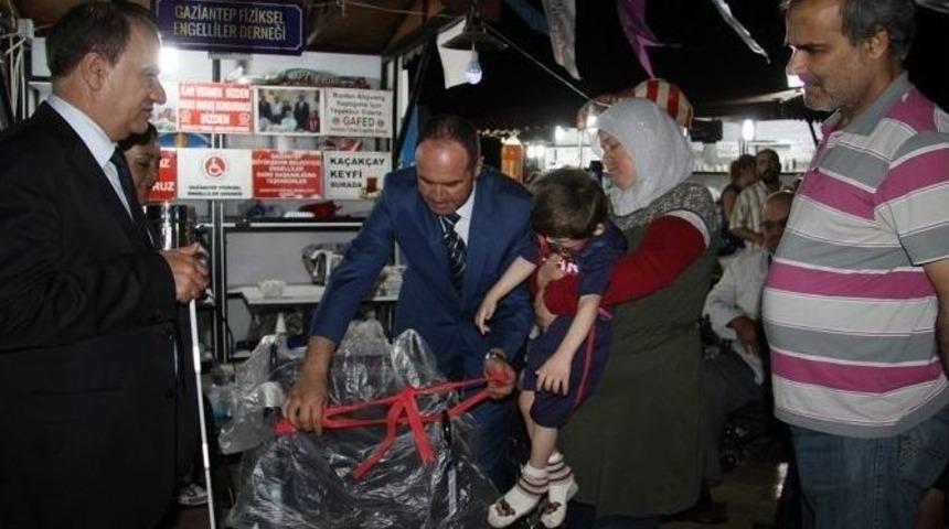 Engeliler &Ccedil;alışarak K&uuml;&ccedil;&uuml;k Mehmet Eren&rsquo;e Tekerlekli Sandalye Aldı