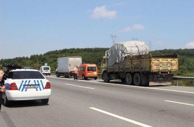 Tem Otoyolu’ndaki Zincirleme Kaza Trafiği Felç Etti