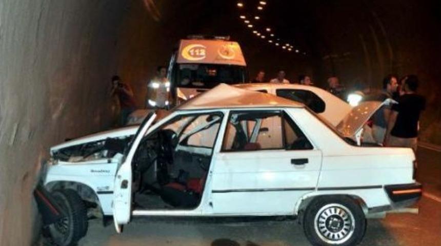 T&uuml;nelde 2 Otomobil &Ccedil;arpıştı: 1 &Ouml;l&uuml;, 2 Yaralı