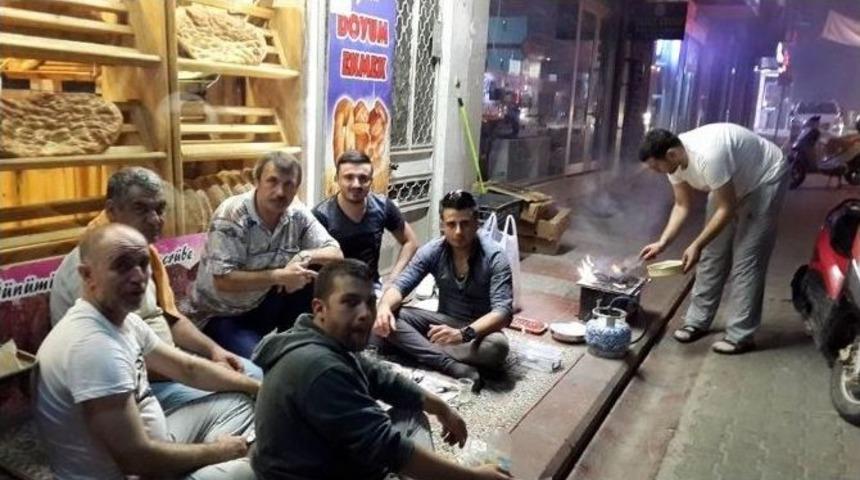 Fırıncılar Sokakta İftar Yapıyor