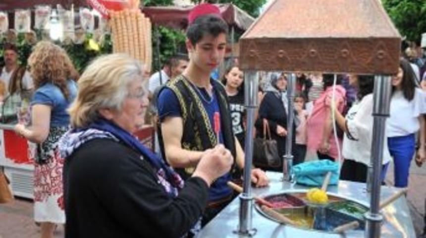 &ldquo;allı G&uuml;ll&uuml; Macun&rdquo; Hamam&ouml;n&uuml;&rsquo;nde