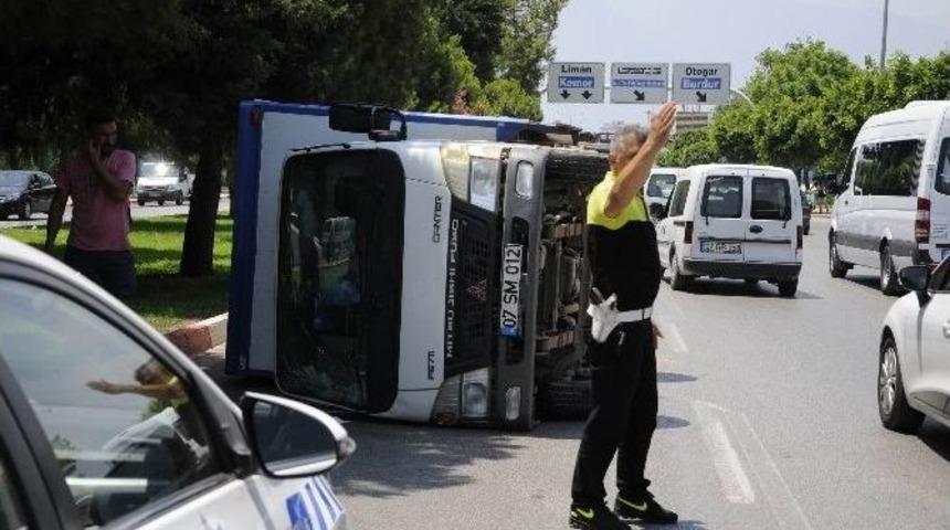 Yan Yatan Kamyonetteki 4 Kişi Burunları Bile Kanamadan Kurtuldu