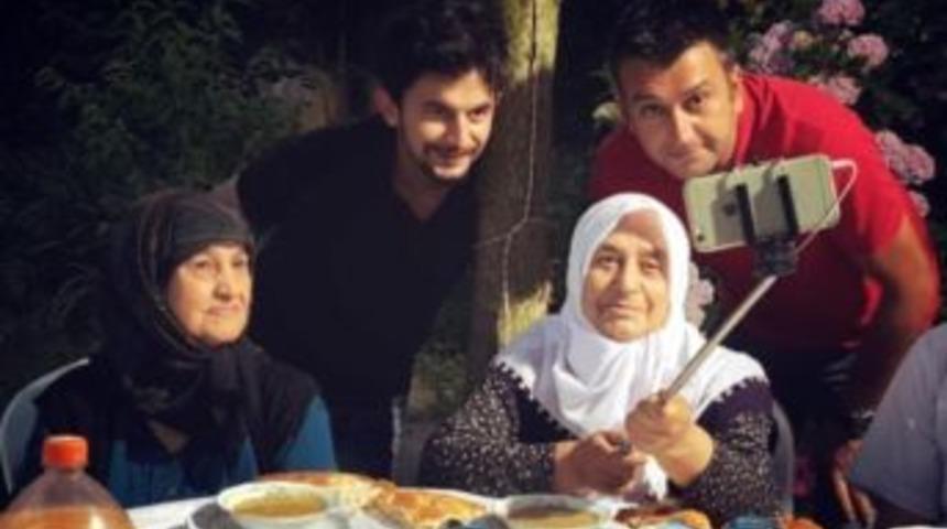 Selfie Modasına B&uuml;y&uuml;kanneler De Uydu