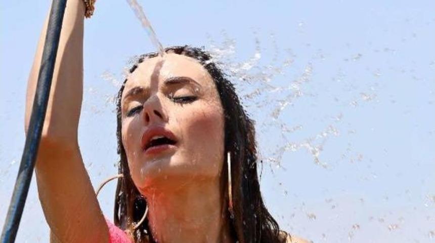 Kimisi Denizde, Kimisi Bahçe Hortumuyla Serinledi