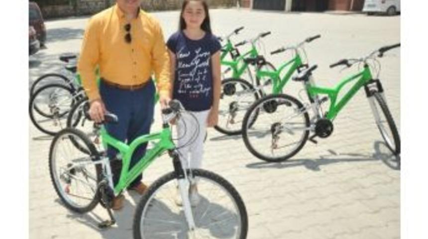 Başarılı Öğrenciler Bisikletle Ödüllendirildi