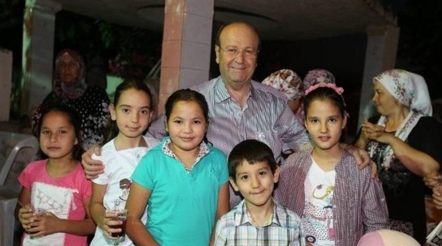 Başkan &Ouml;zakcan İftar Sofralarında Vatandaşlarla Buluşuyor