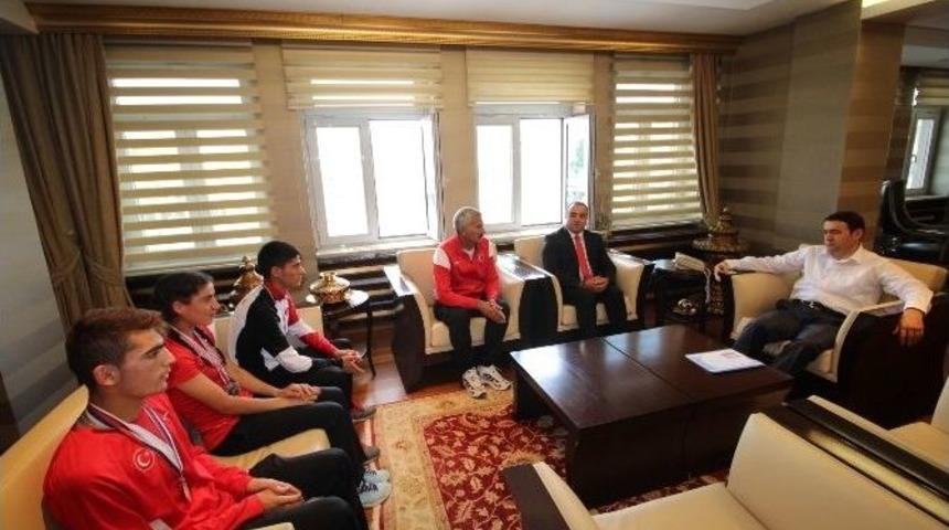 Vali Işın, Milli Atletleri Kabul Etti