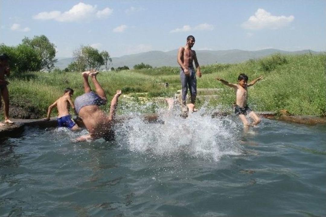 Sıcaktan Bunalan Gen&ccedil;ler Soğuk Kaplıca &Ccedil;ermiğinde Serinlediler