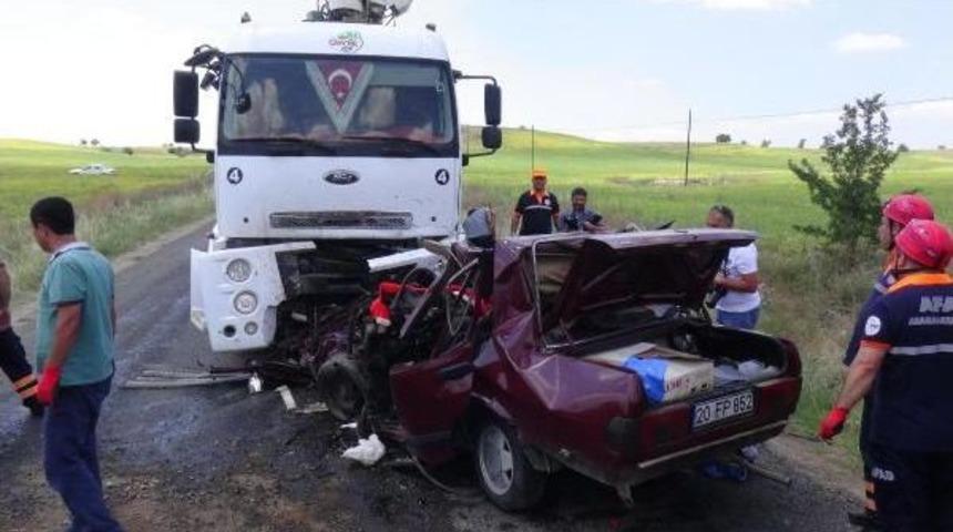 Kamyonla &Ccedil;arpışan Otomobilde Aynı Aileden 4 &Ouml;l&uuml; (2) (Yeniden)