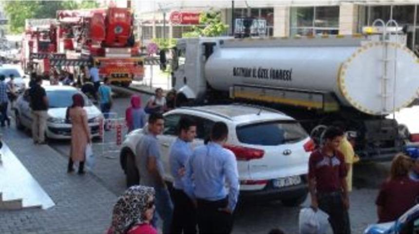 Batman&rsquo;da Avm&rsquo;de &Ccedil;ıkan Yangın Paniğe Neden Oldu