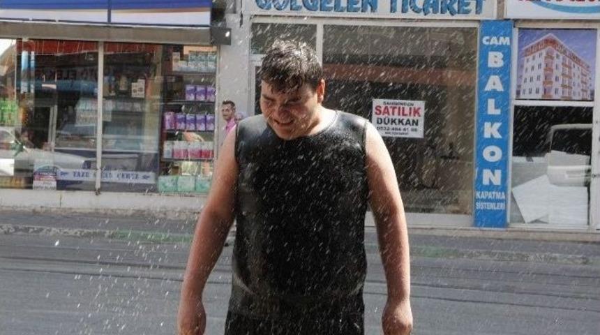 Sıcak Havadan Bunalanlar Oto Yıkamada Buz Gibi Suyun Altına Giriyor