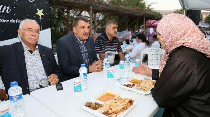 G&uuml;rkan: &ldquo;iftar &Ccedil;adırı&rsquo;na Gelen Herkes Baş Tacımızdır&rdquo;