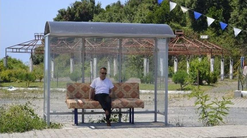 Otob&uuml;s Durağına Kanepe Koydu