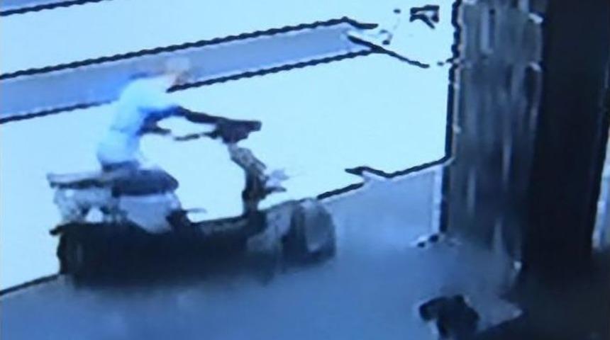 Camiden Hafızın Elektrikli Bisikletini &Ccedil;aldılar