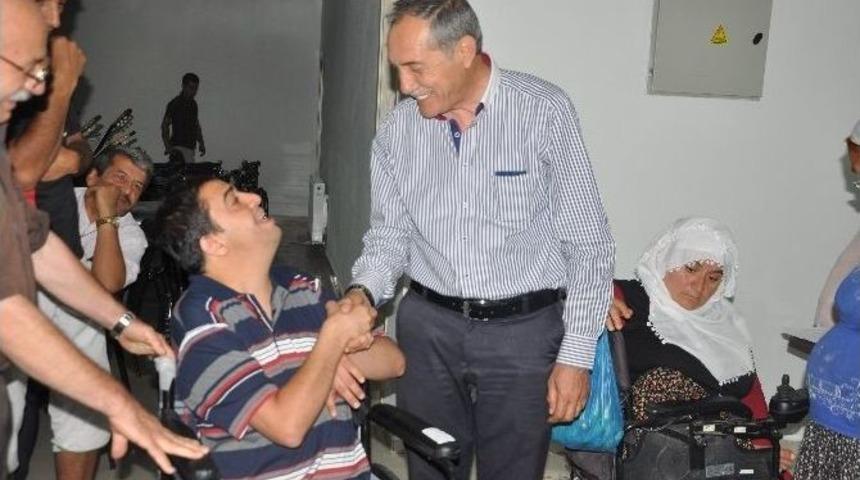 Engellilere Tekerlekli Sandalye Dağıtıldı