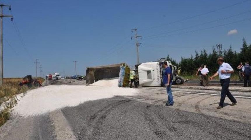 Tır, Otomobil Ve Trakt&ouml;re &Ccedil;arpıp Yan Yattı: 2 &Ouml;l&uuml;, 2 Yaralı