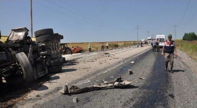 Tır, Otomobil Ve Traktöre Çarpıp Yan Yattı: 2 Ölü, 2 Yaralı