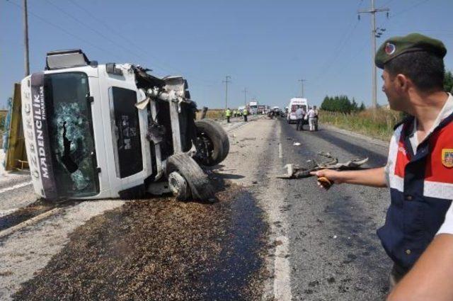 Tır, Otomobil Ve Traktöre Çarpıp Yan Yattı: 2 Ölü, 2 Yaralı