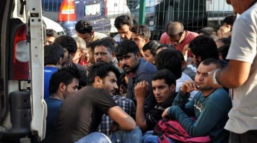 &Ccedil;anakkale'de 38 Ka&ccedil;ak G&ouml;&ccedil;men Yakalandı