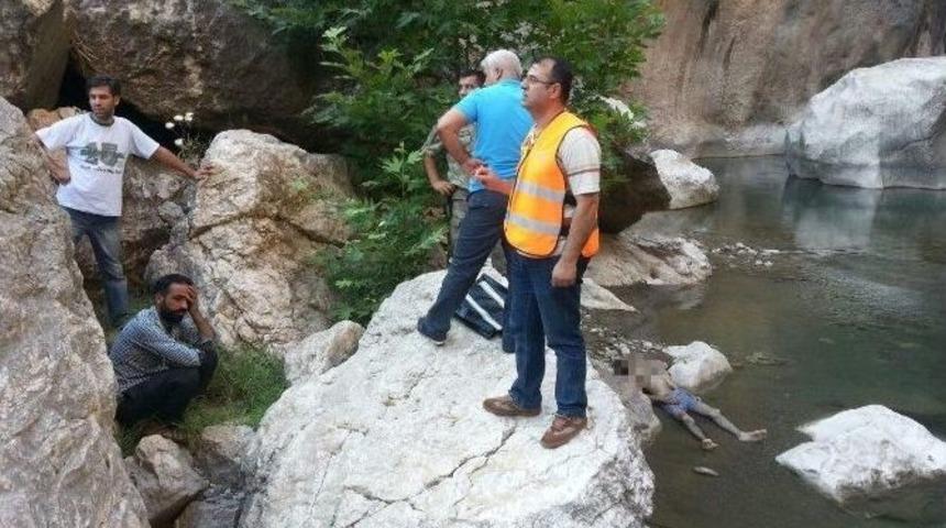 Kayalıklardan Suya D&uuml;şen Gen&ccedil; Boğuldu