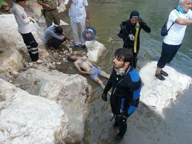 Kayalıklardan Suya Düşen Genç Boğuldu