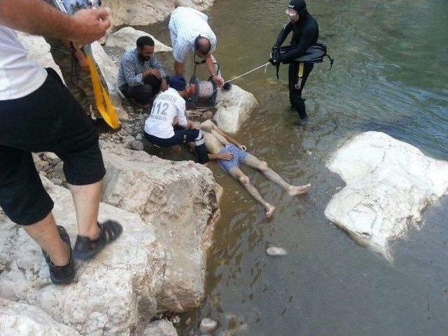 Kayalıklardan Suya Düşen Genç Boğuldu