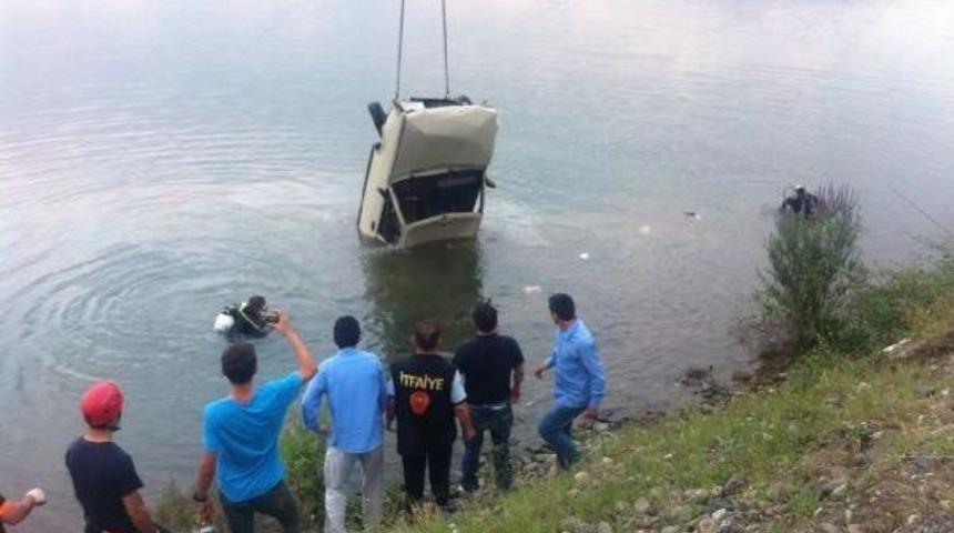 Baba-Kız Baraja U&ccedil;an Otomobilde Boğularak Can Verdi