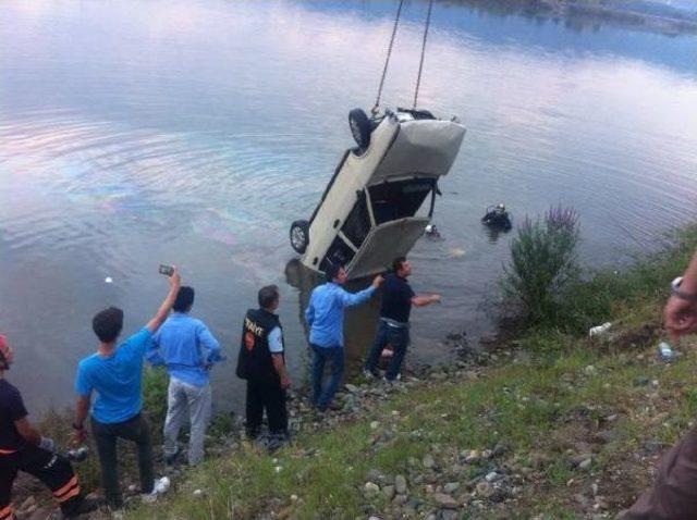 Baba-Kız Baraja Uçan Otomobilde Boğularak Can Verdi