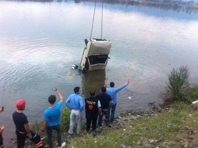 Baba-Kız Baraja Uçan Otomobilde Boğularak Can Verdi