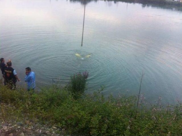 Baba-Kız Baraja Uçan Otomobilde Boğularak Can Verdi