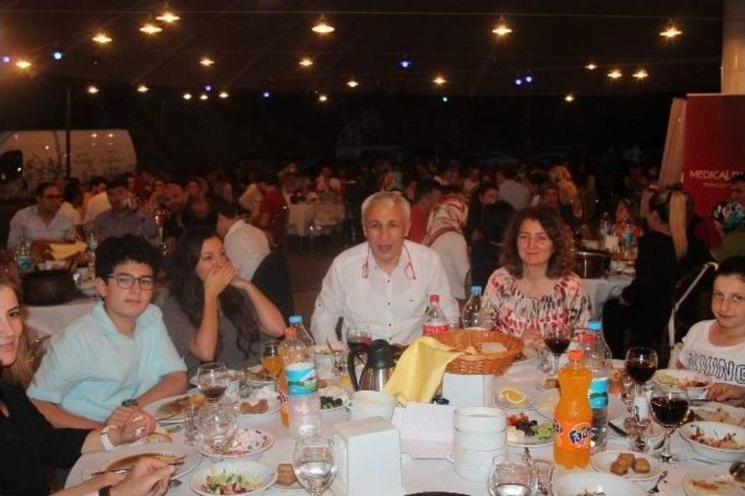 Medicalpark Trabzon Hastanesi &Ccedil;alışanları İftar Yemeğinde Buluştu