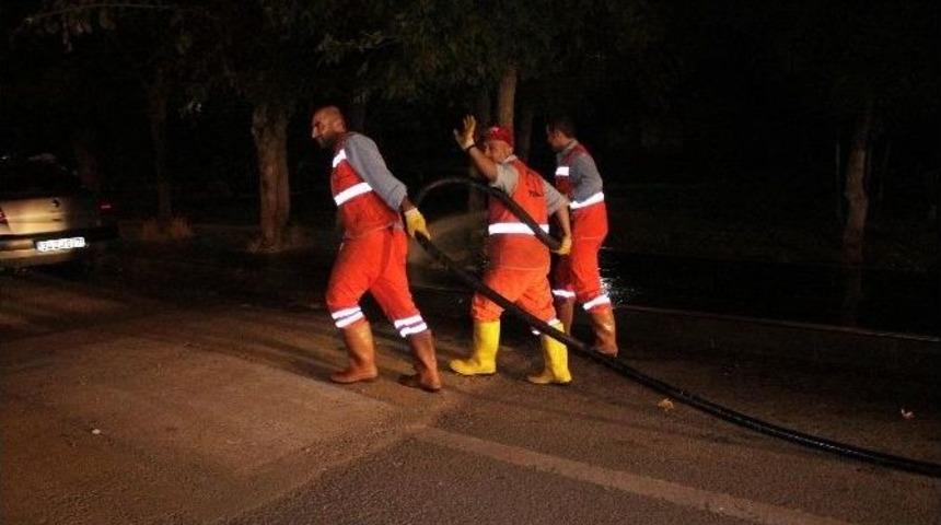 Diyarbakır&rsquo;ın Caddeleri K&ouml;p&uuml;kl&uuml; Suyla Yıkanıyor